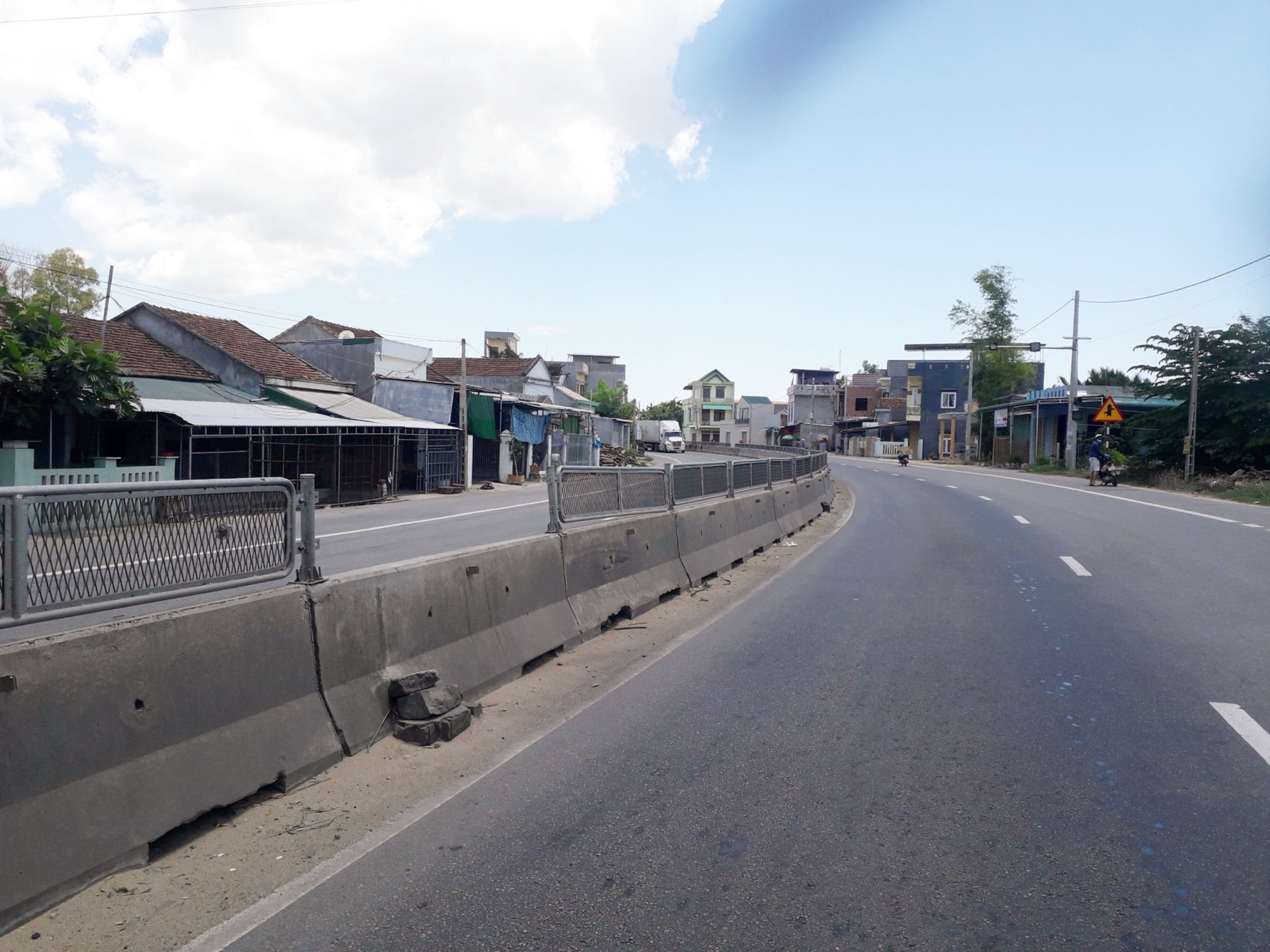 Tiềm ẩn tai nạn giao thông từ việc tùy tiện tháo dỡ rào chắn dải phân cách